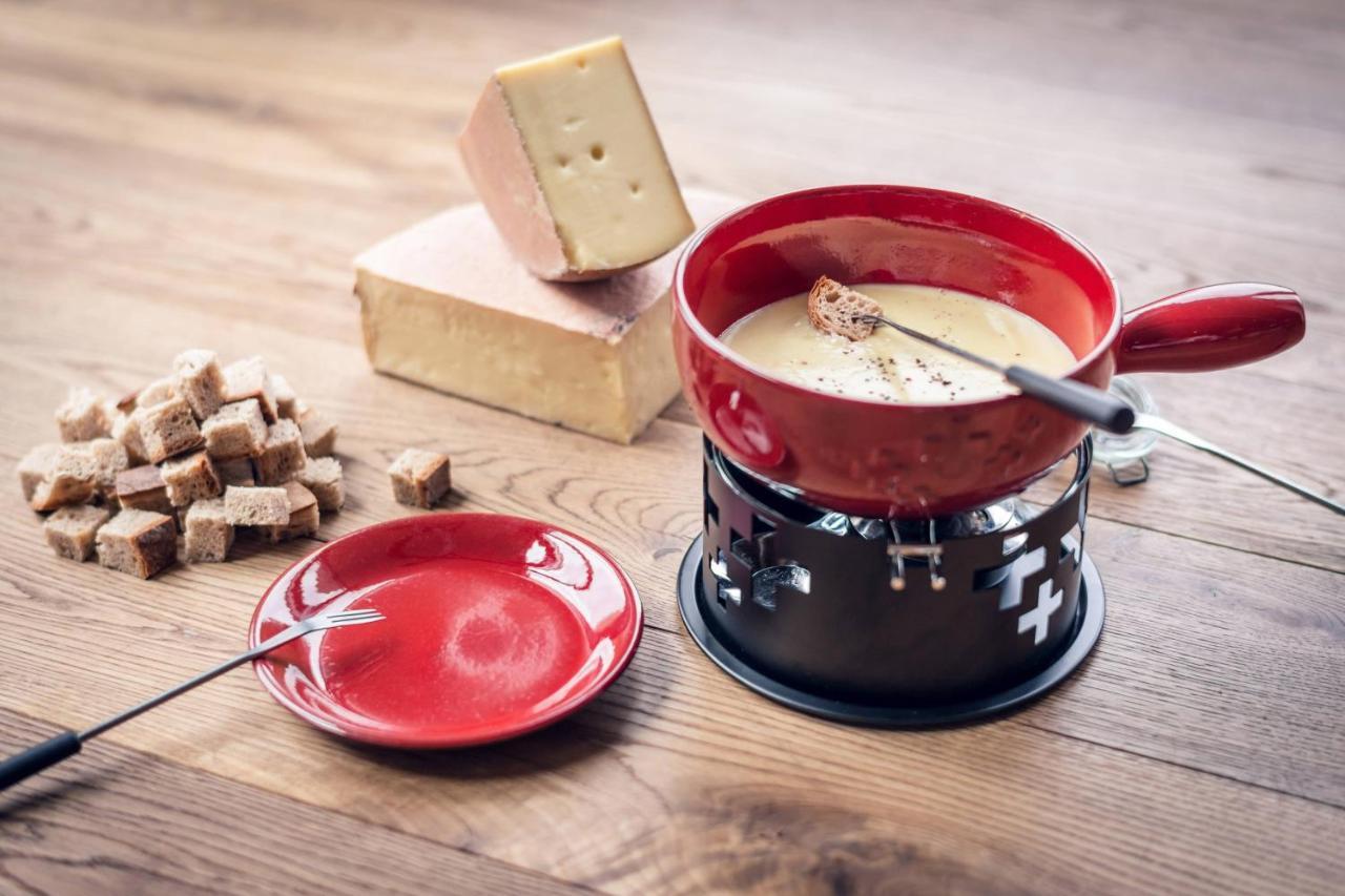 Zurich Marriott Hotel Eksteriør bilde Cheese fondue