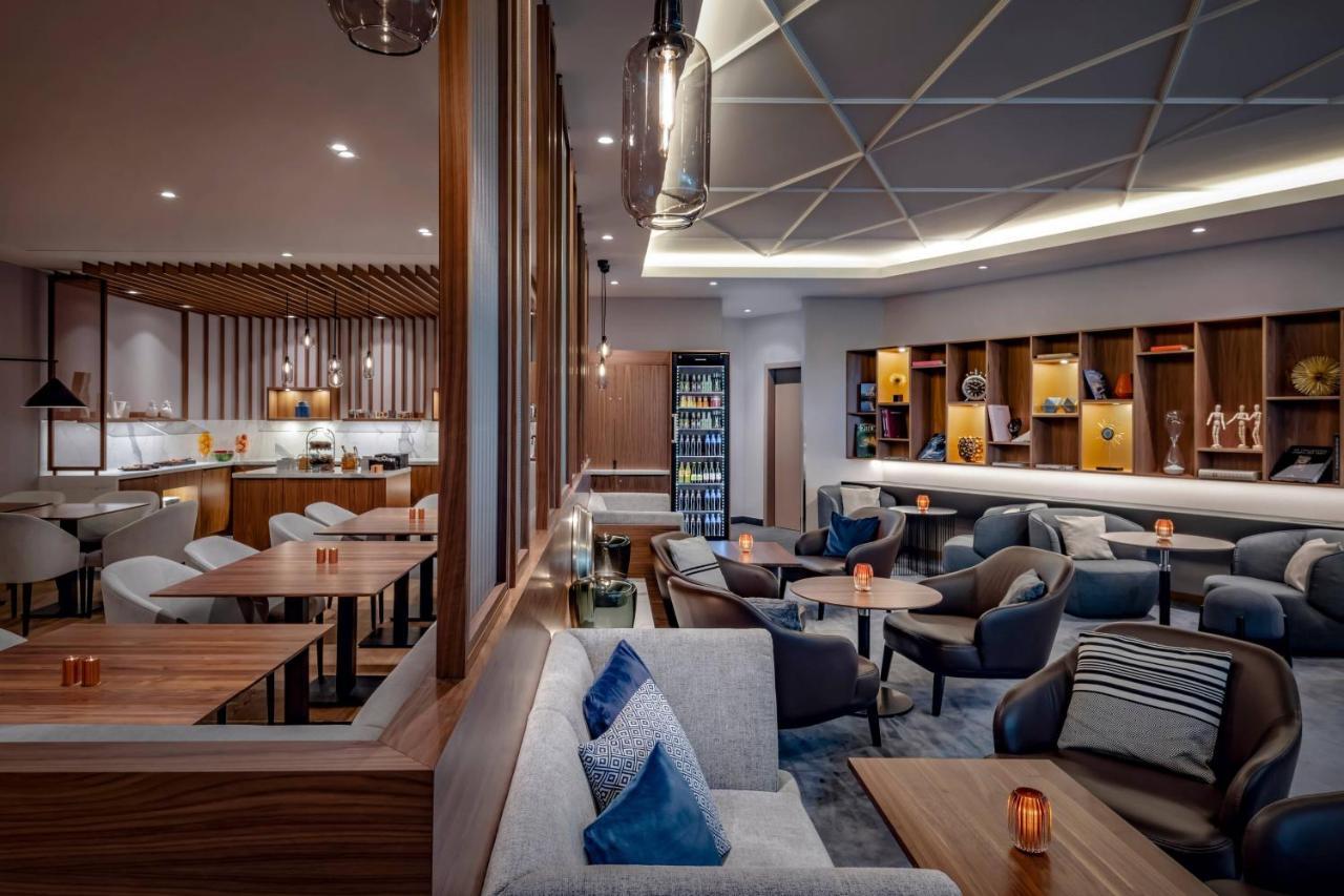 Zurich Marriott Hotel Eksteriør bilde The lounge at the airport