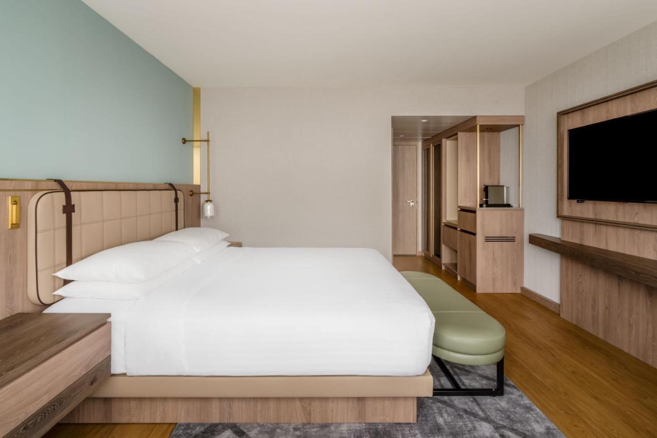 Zurich Marriott Hotel Eksteriør bilde A guest room at the hotel