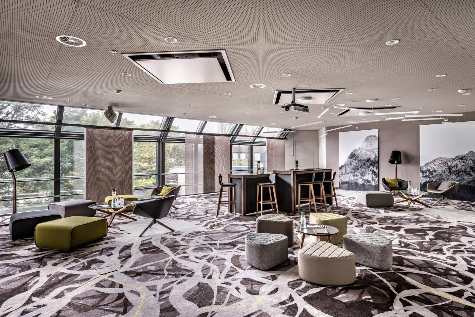 Zurich Marriott Hotel Eksteriør bilde The lounge at the airport