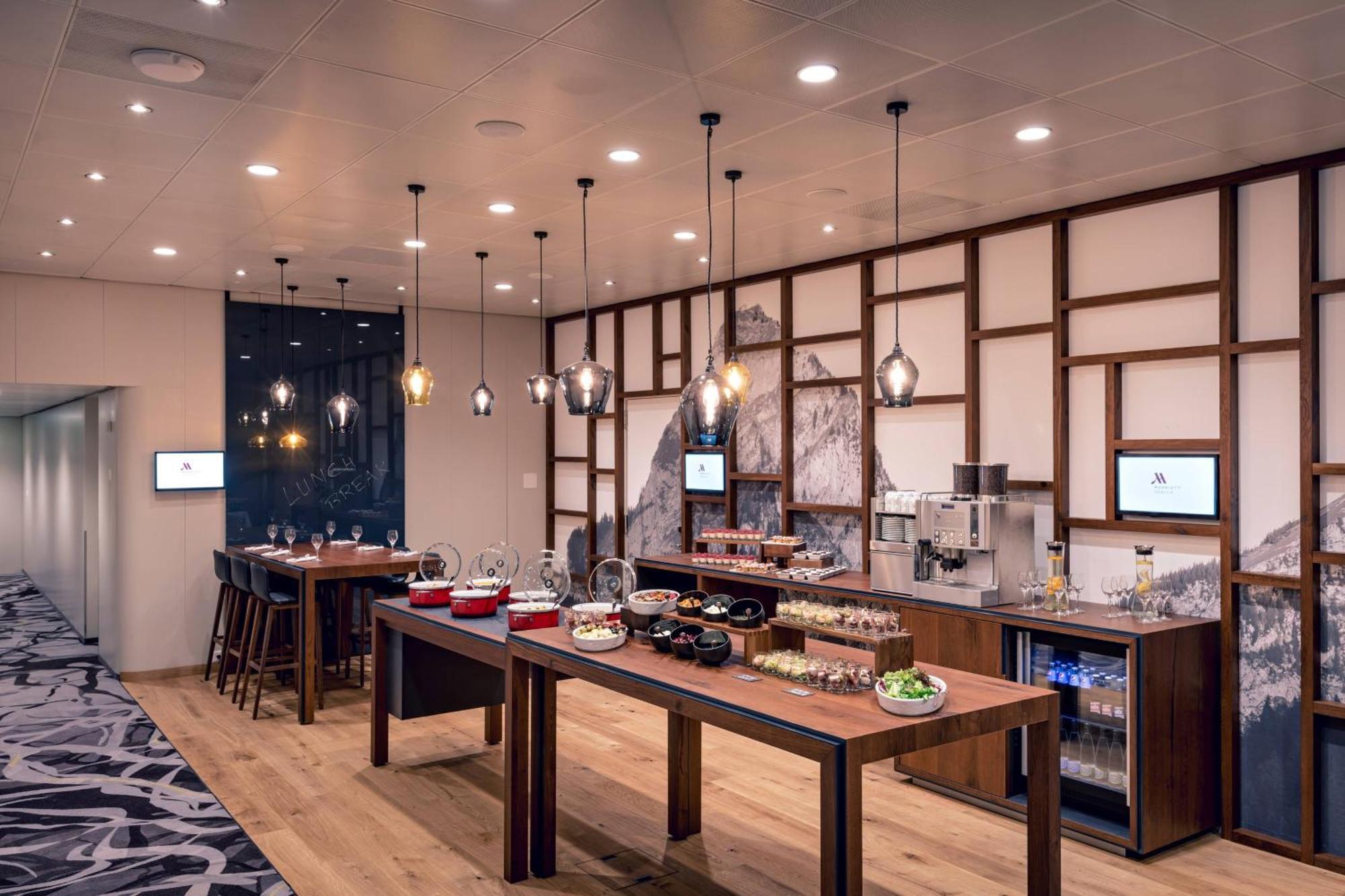 Zurich Marriott Hotel Eksteriør bilde The lounge at London Heathrow Airport